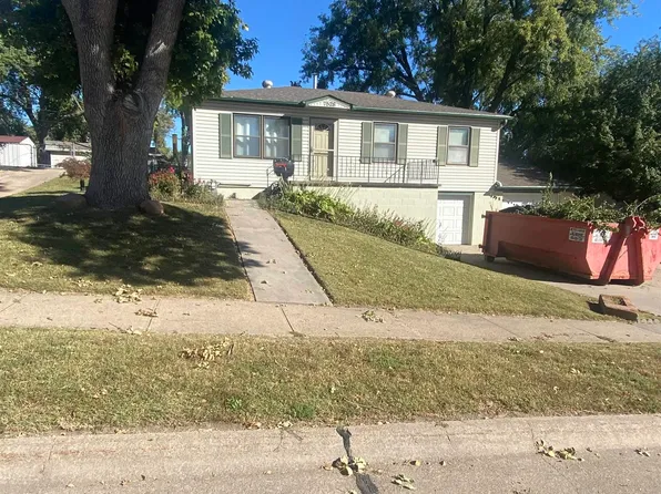 7528 Edward Ave, La Vista, NE 68128