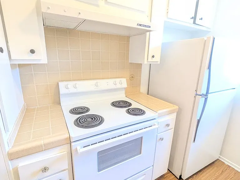 648 N Hayworth Ave — Photo 10