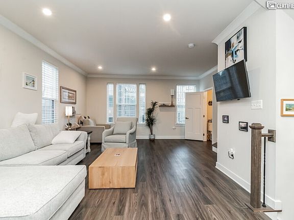 Living Room
2nd Floor