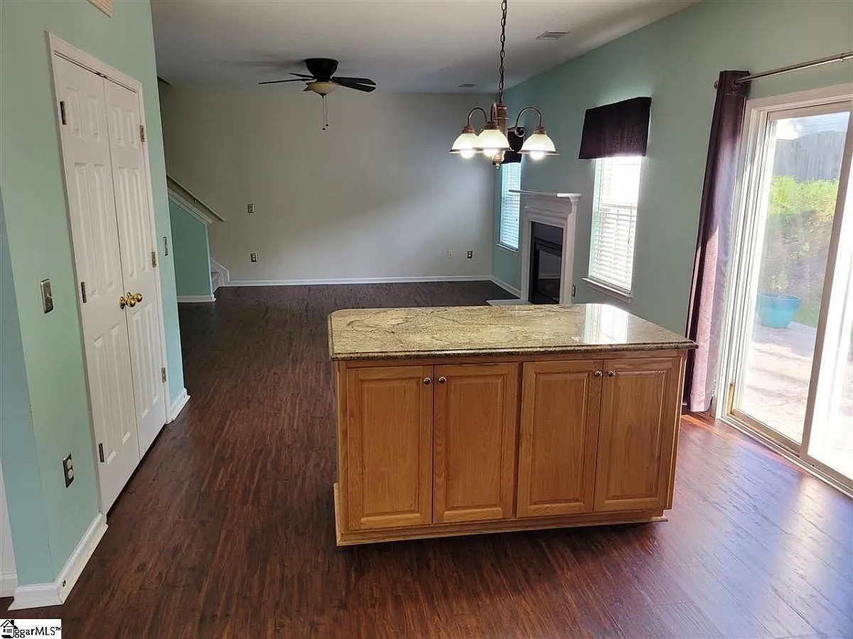 4 bed, 2.5 bath, $1,895 — Photo 4