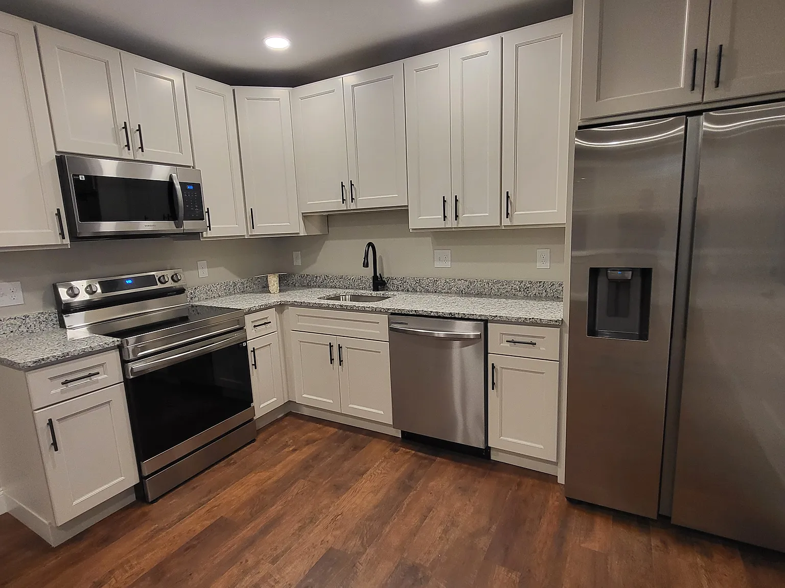 2 bed, 900 sqft, $1,820 — Photo 2