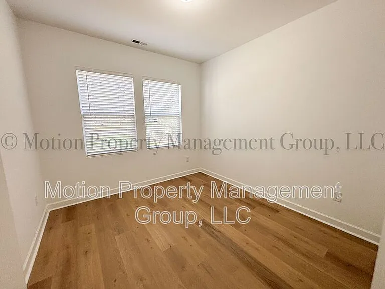 1121 Wilmington Ave — Photo 7
