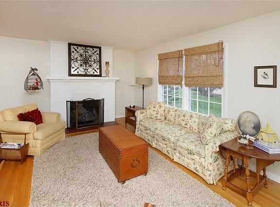 4th image of 60 Thorncliff Ln