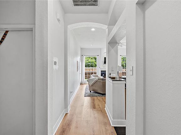 4th image of 1023 Fallbrook Loop