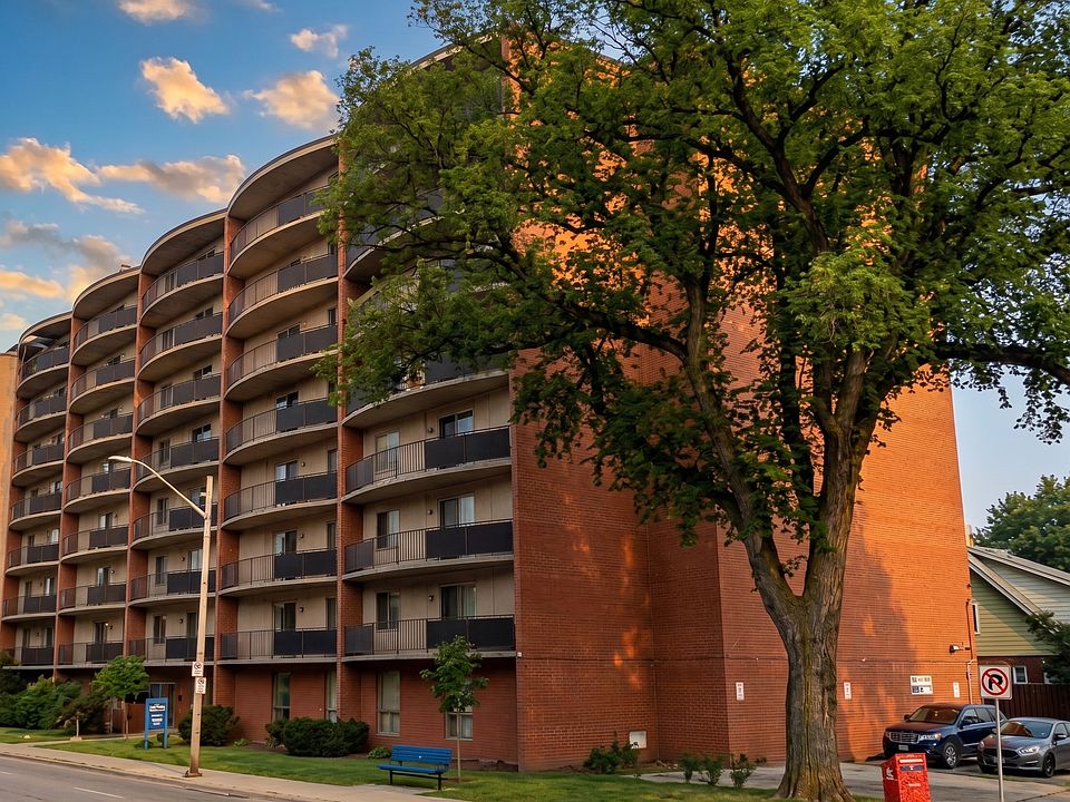 1st image of 76 Tecumseh Rd E