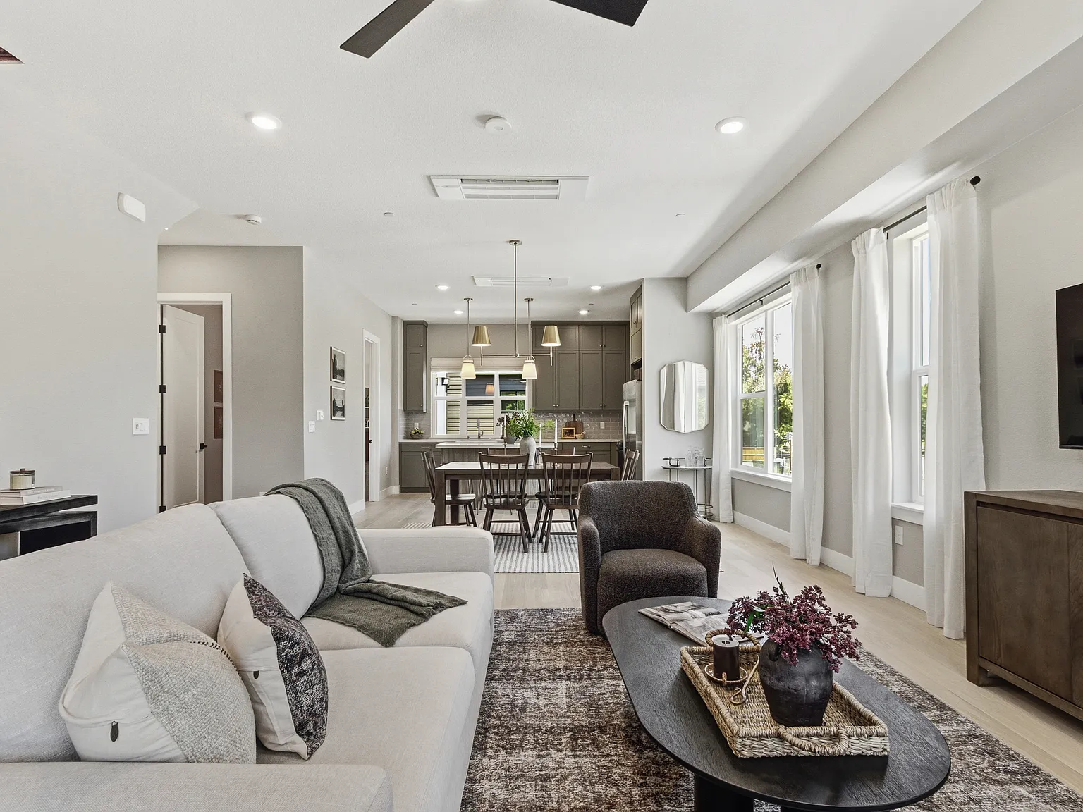 4 bed, 3.5 bath, 2094 sqft, $5,750 — Photo 4