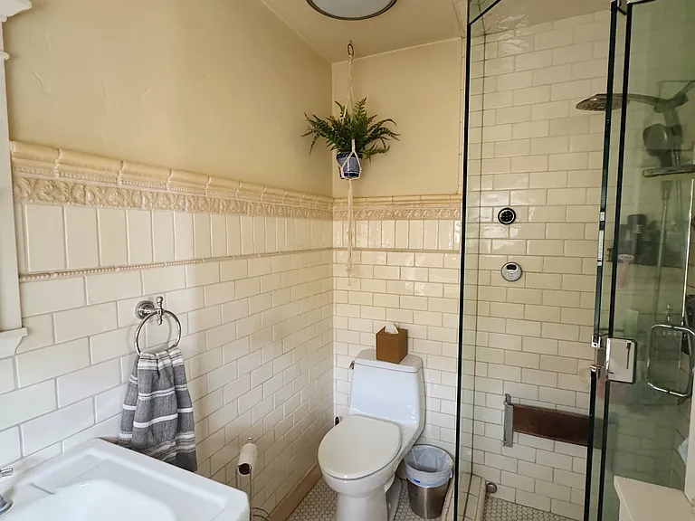2431 Chapala St — Photo 18