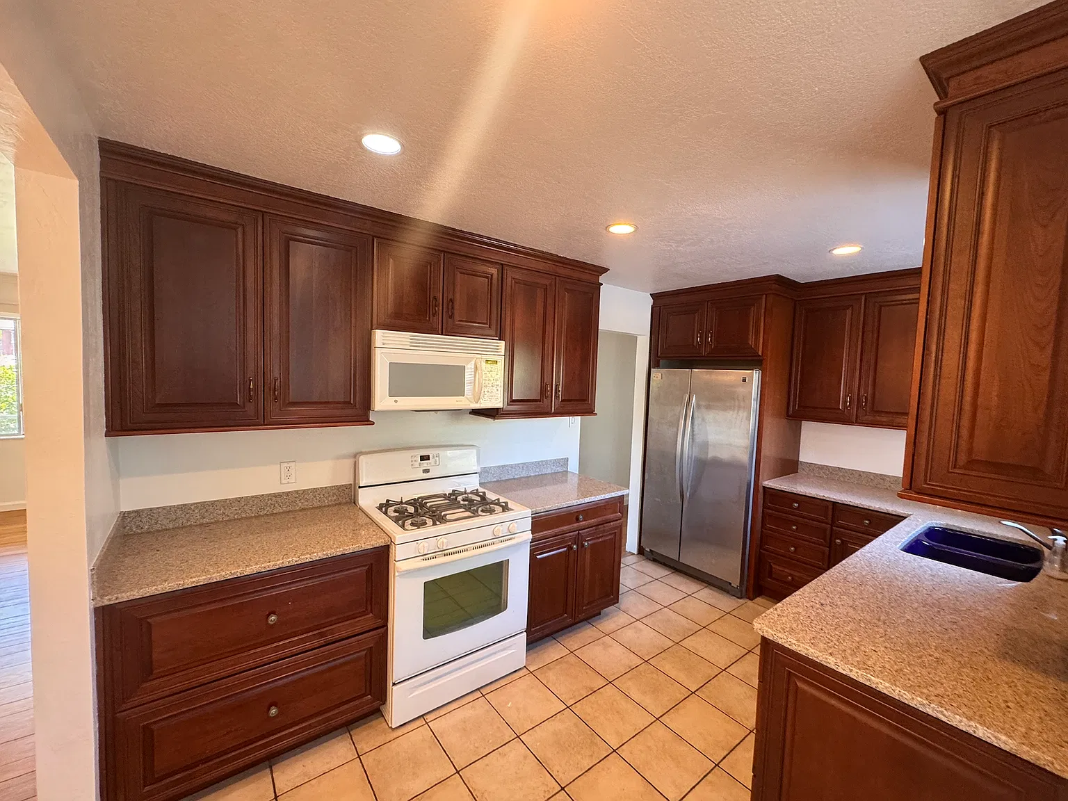 3 bed, 1608 sqft, $3,950 — Photo 4