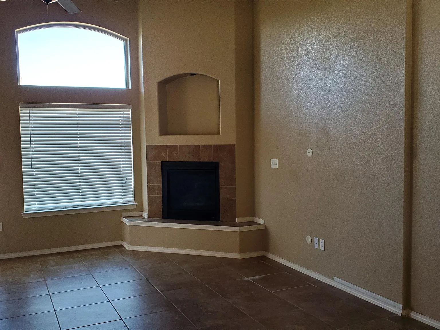 4 bed, 3.5 bath, 1899 sqft, $1,895 — Photo 2