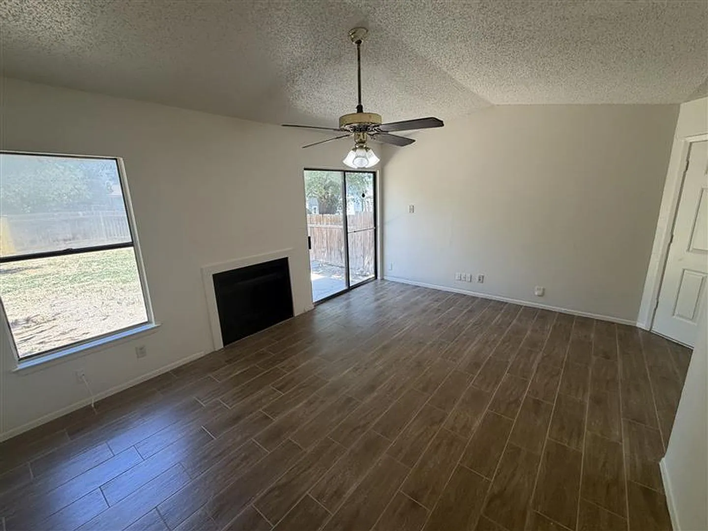 Renovated 2 bedroom/2 bath duplex with garage and fenced yard — Photo 3