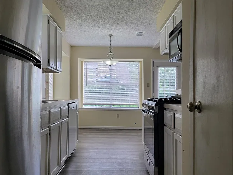 3907 Bartons Ct — Photo 6