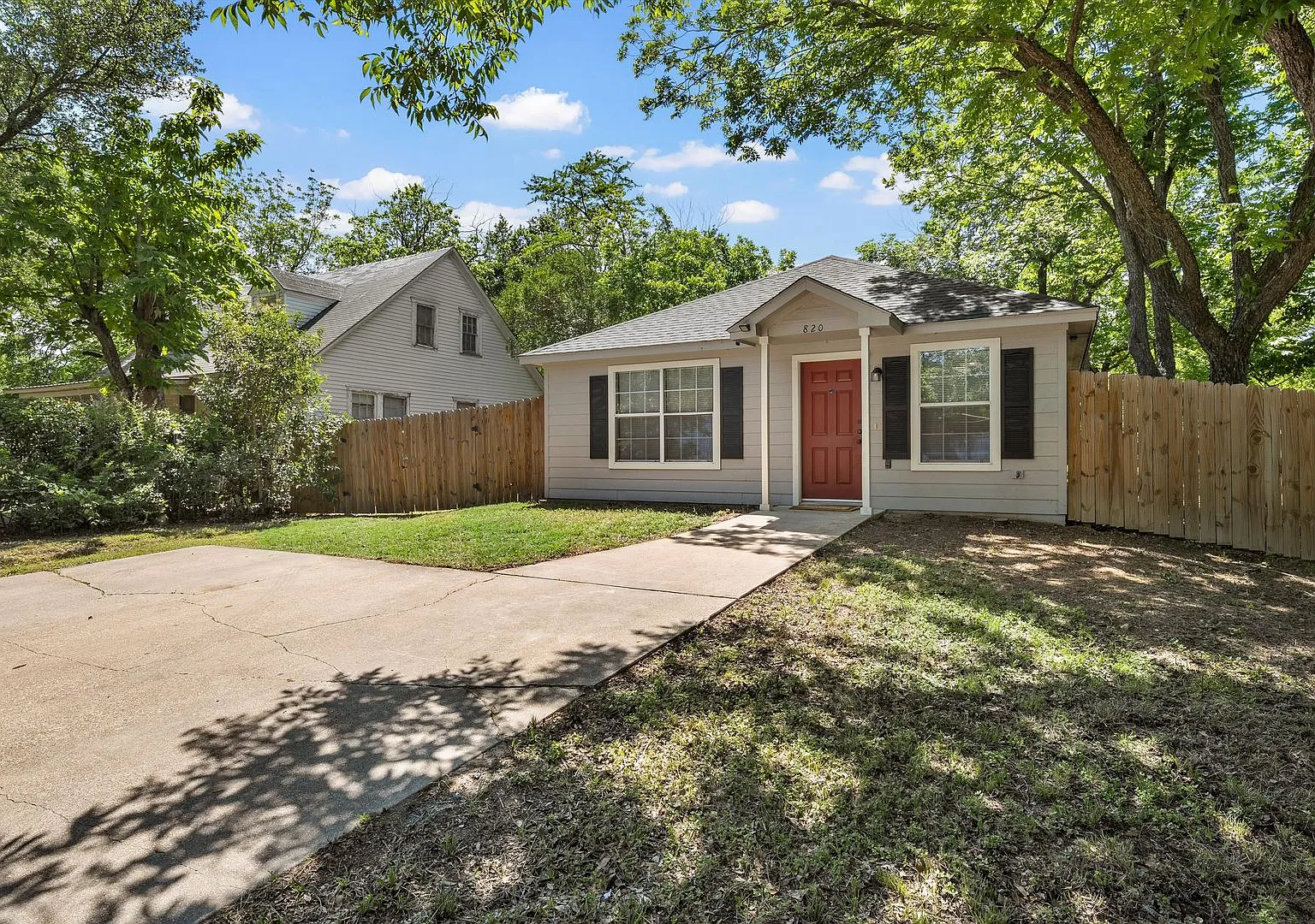 Beautiful 3 Bed 2 Bath Home Available for Rent! — Photo 2