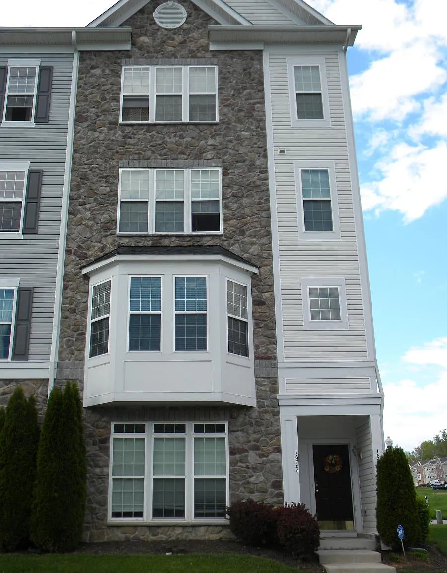 3 bed, 2.5 bath, 1723 sqft, $2,150 — Photo 1