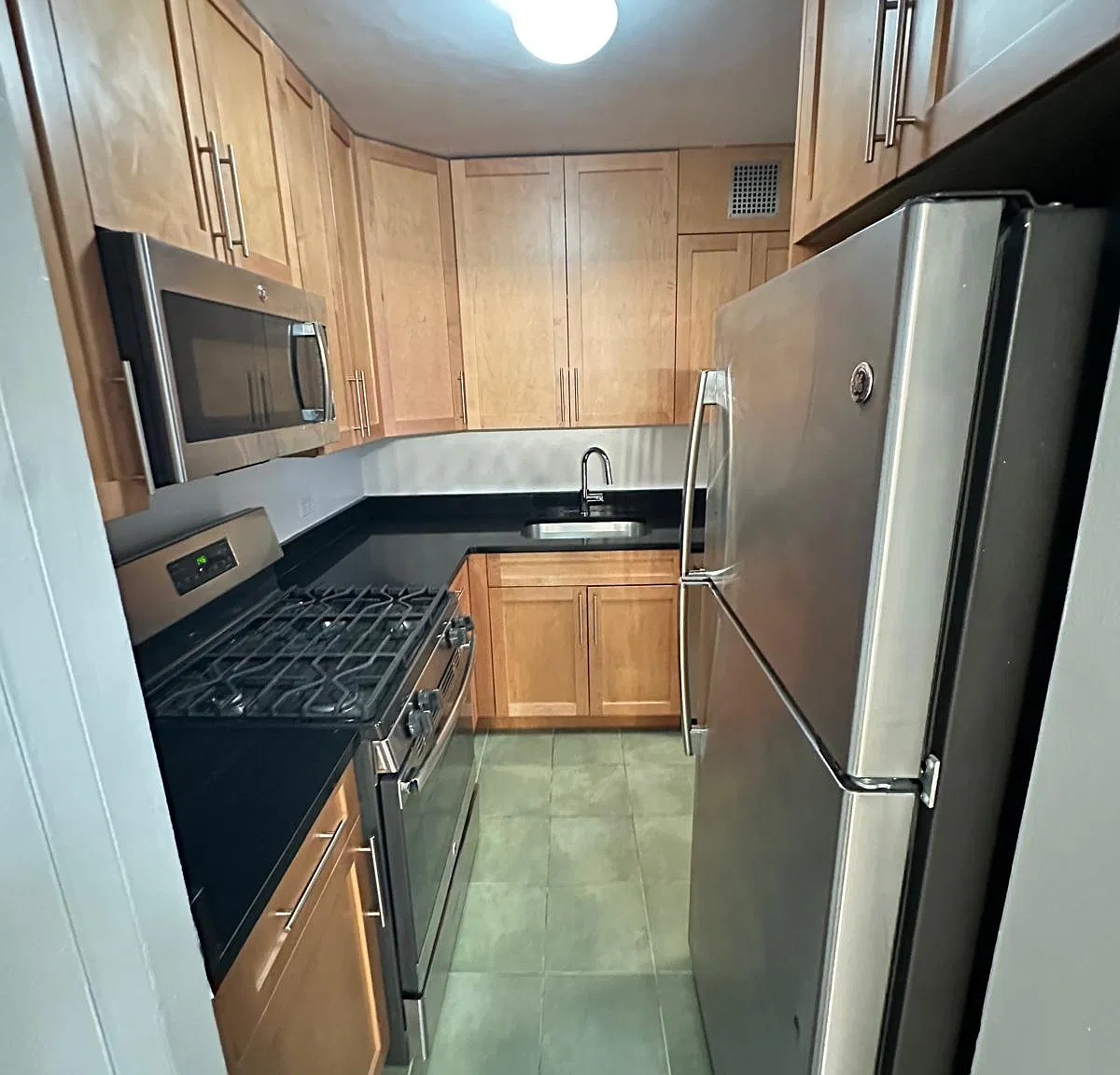 350 W 51st St — Photo 2