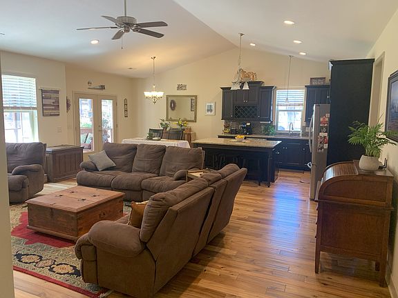 Inviting open floor plan, all shared space
