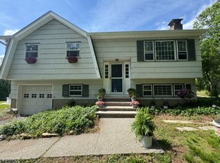 55 Maryann Rd, Oak Ridge, NJ 07438