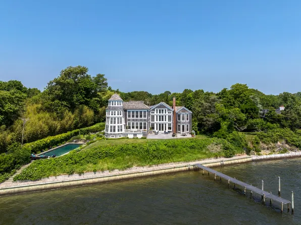 14 Peathole Ln, Bellport Village, NY 11713