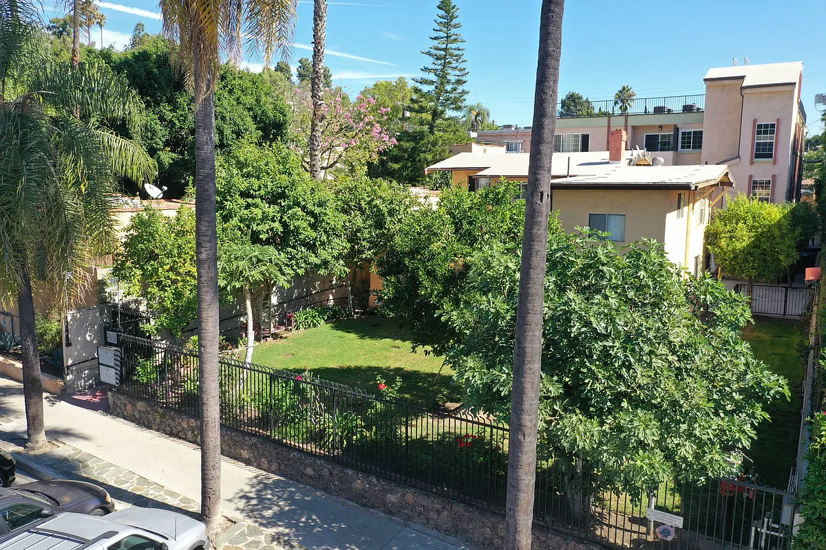 Front - 2000 Argyle Ave #203