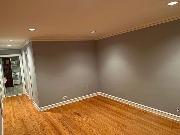 4th image of 2831 N Merrimac Ave #1
