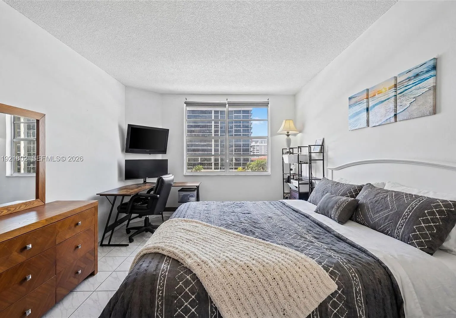 Hemispheres Condo — Photo 2