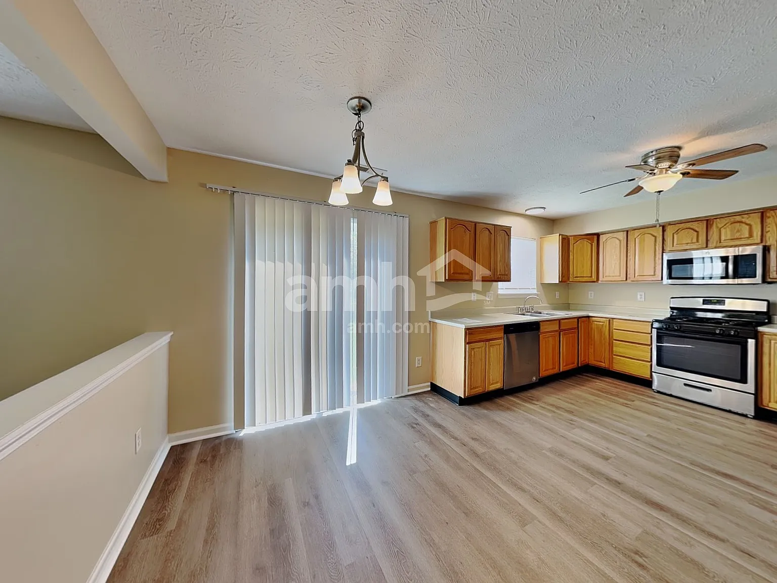 3 bed, 2.5 bath, 2275 sqft, $2,275 — Photo 3