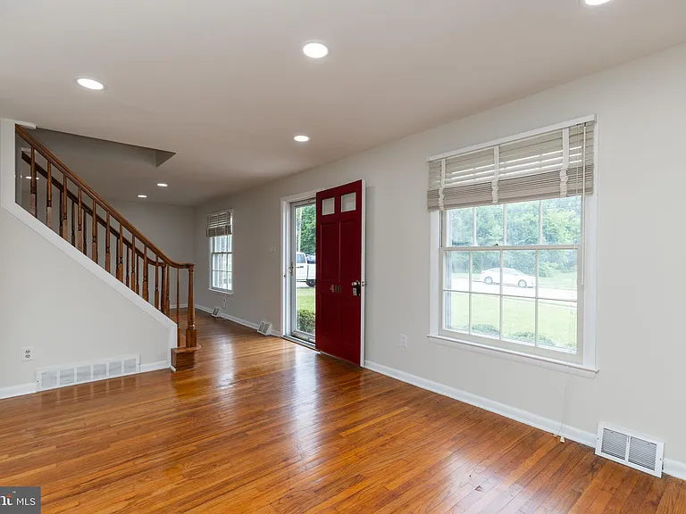 410 Woodlawn Ave — Photo 6