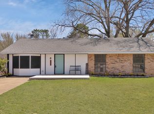 832 James St, Azle, TX 76020