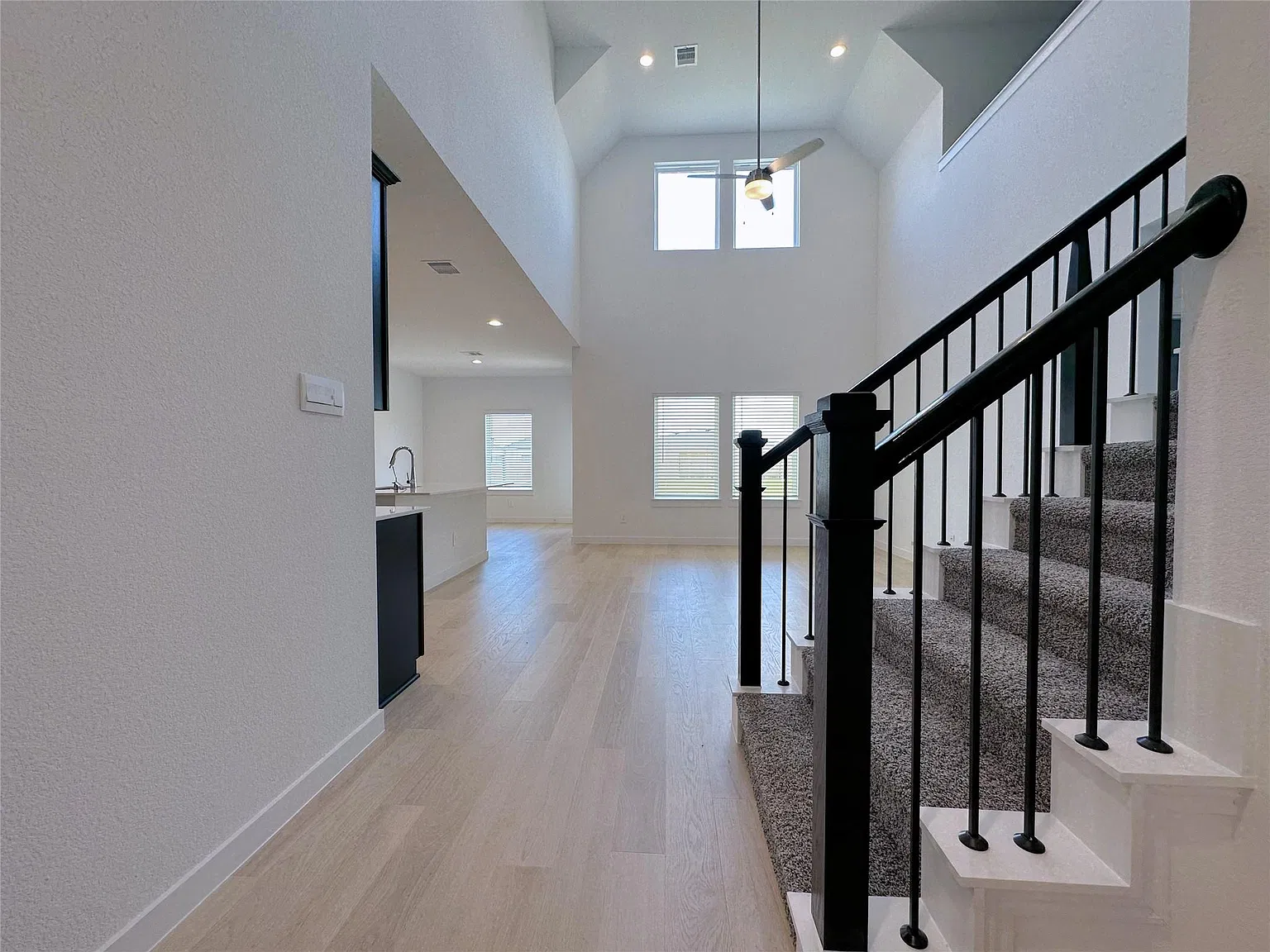 4 bed, 2.5 bath, 2452 sqft, $2,800 — Photo 3