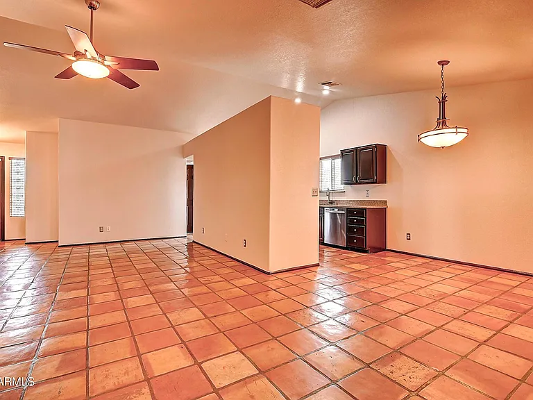 14004 N Sussex Pl — Photo 4