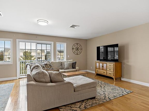 5th image of 667 Metacom Ave Unit 14
