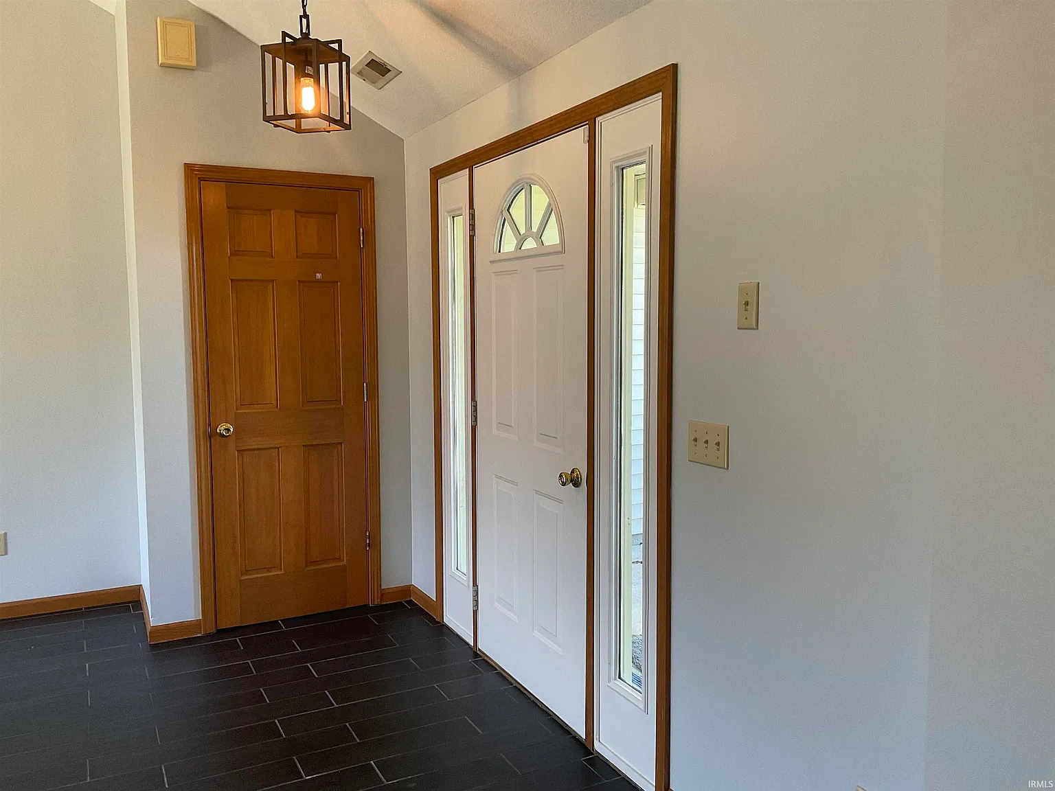3 bed, 2.0 bath, 1269 sqft, $1,900 — Photo 2