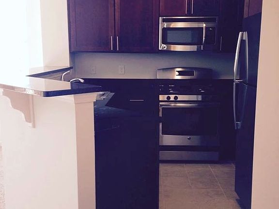 Stainless steel appliances/gas stove/black granite counterto