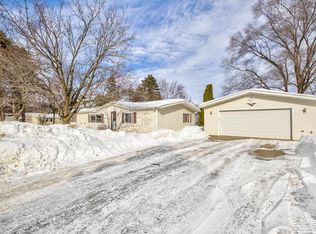 418 Rose Dr, Faribault, MN 55021