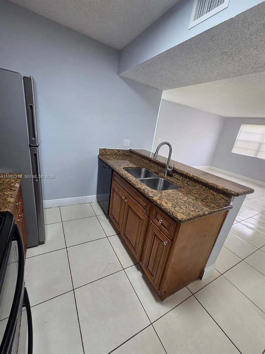 Building Photo - 1241 SW 46th Ave #1006