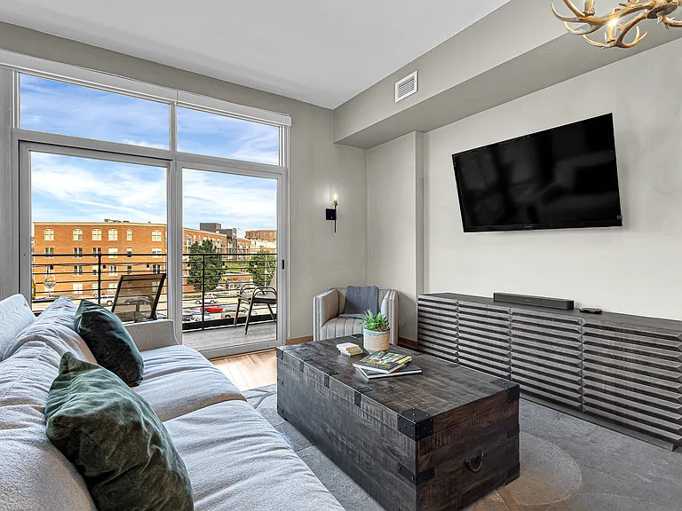 106 W Seeboth St #407 — Photo 9