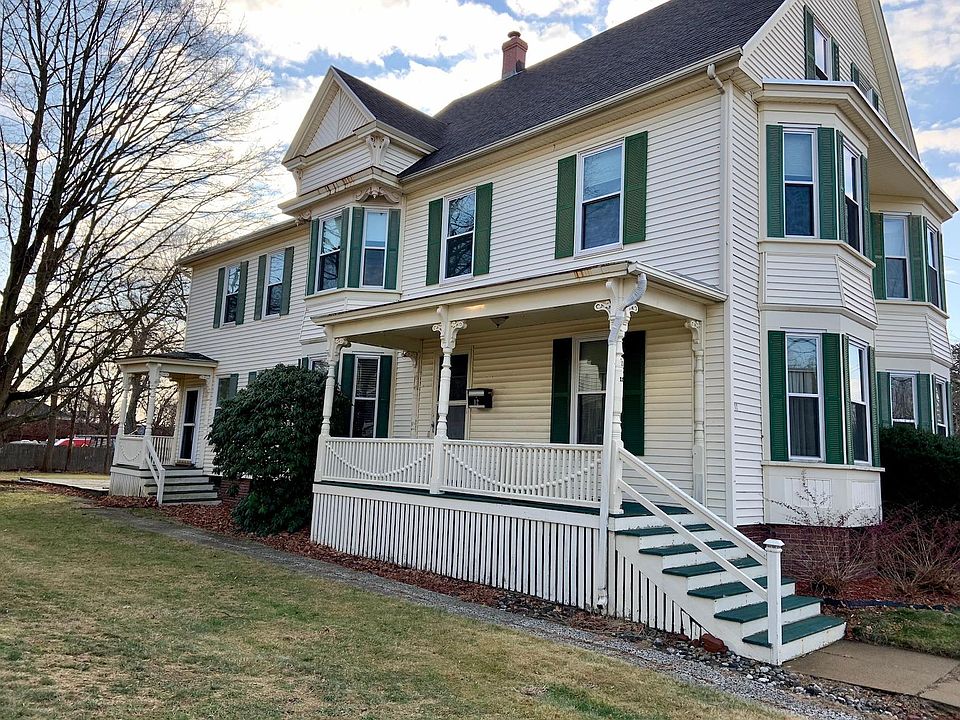 Two private entry ways into the apartment with deck to sit outside.