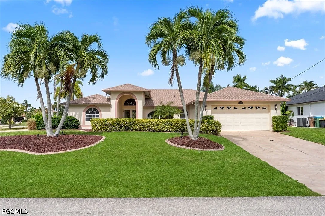 3 bed, 2.0 bath, 2052 sqft, $3,900 — Photo 1