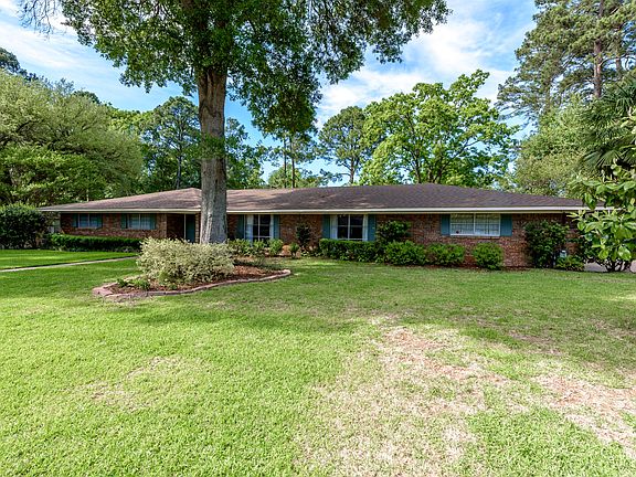 3rd image of 6925 Oak Hill Cir