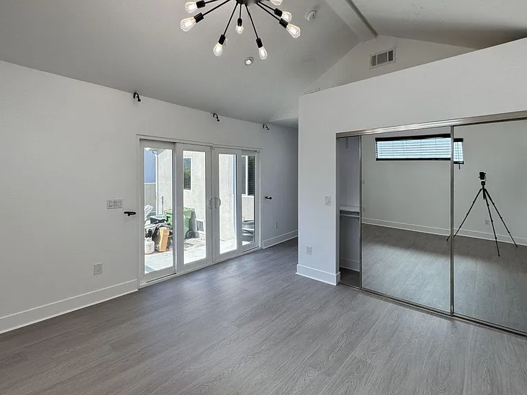1206 N Alexandria Ave — Photo 14