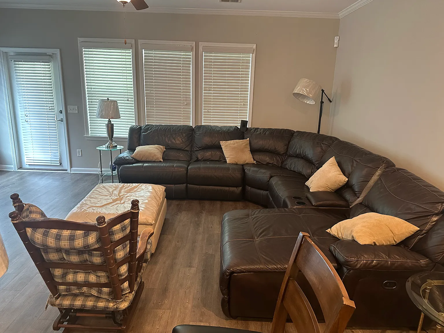 3 bed, 2300 sqft, $2,500 — Photo 2