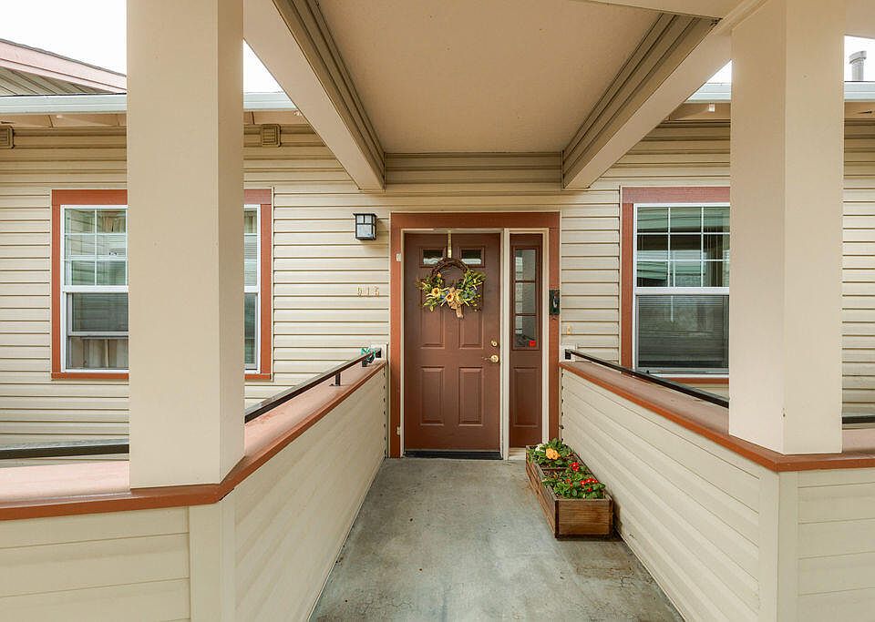 1st image of 915 Mountain Meadows Cir