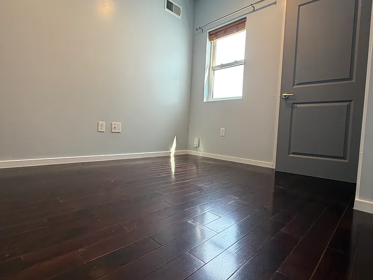 811 N Franklin St #301 — Photo 6