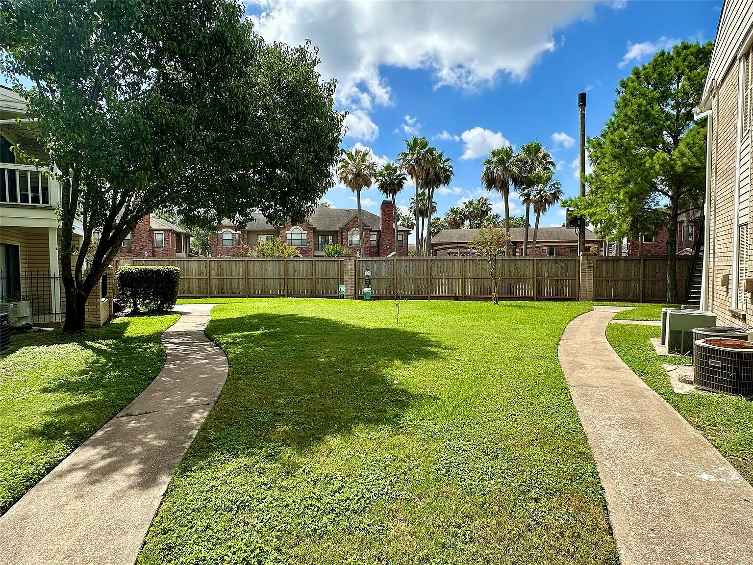 2 bed, 1.0 bath, 796 sqft, $1,200 — Photo 4