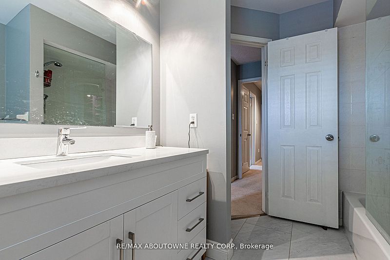 Oakville Townhouse for rent - 3 Bedrooms — photo 22