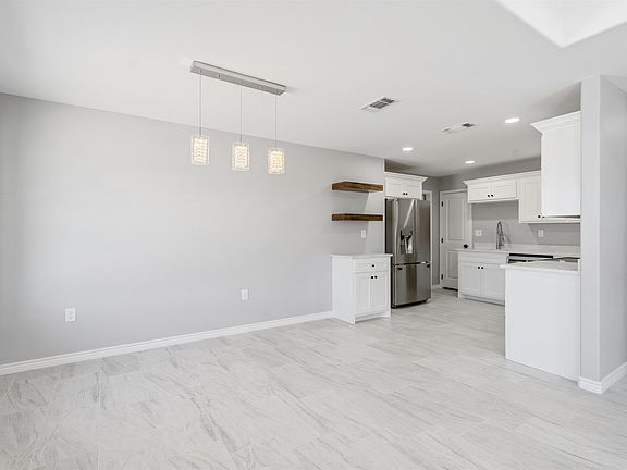 4th image of 370 Dicker Dr
