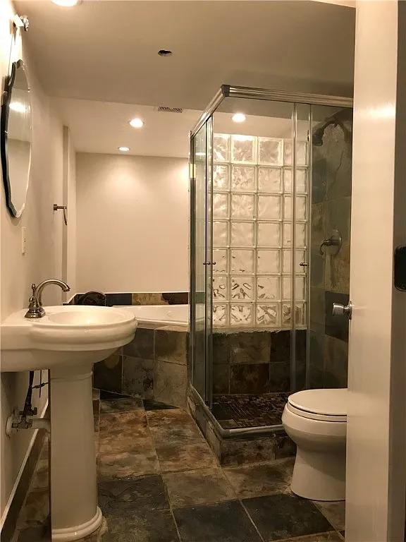 4 bed, 3.5 bath, 2100 sqft, $2,399 — Photo 3
