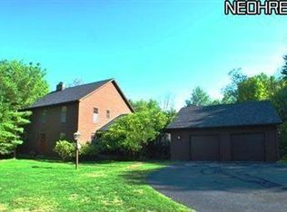 809 Sun Ridge Ln, Chagrin Falls, OH 44022