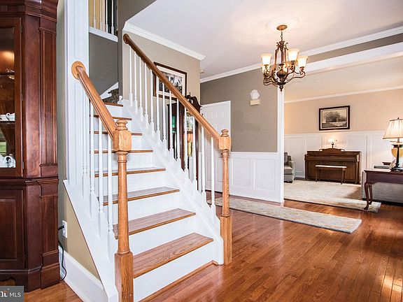 4th image of 324 Martingale Cir