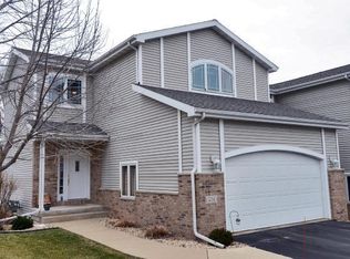 426 Nightingale Ln, Cottage Grove, WI 53527