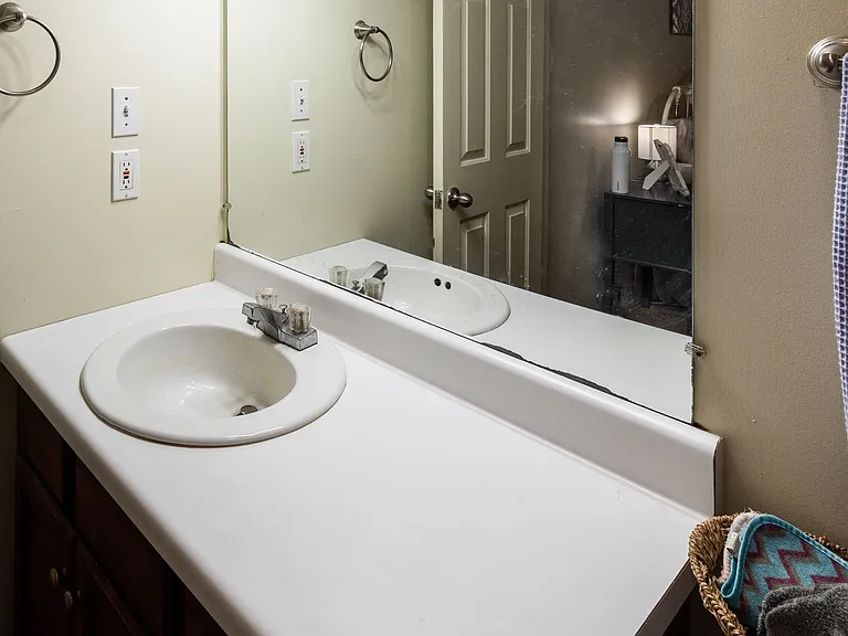 211 Chevy Chase Dr — Photo 23